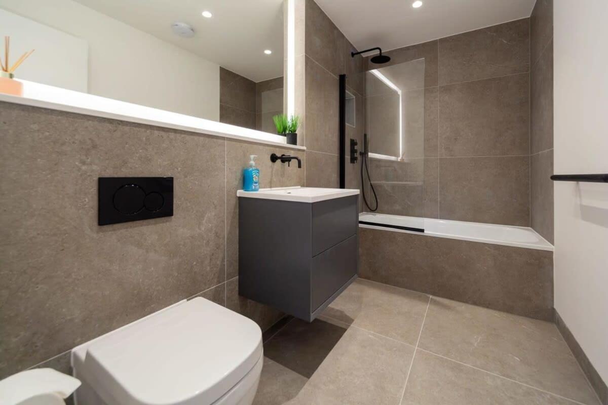 Modern 2 Bedroom Apartment In Wimbledon ロンドン エクステリア 写真
