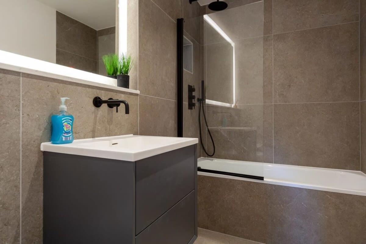 Modern 2 Bedroom Apartment In Wimbledon ロンドン エクステリア 写真